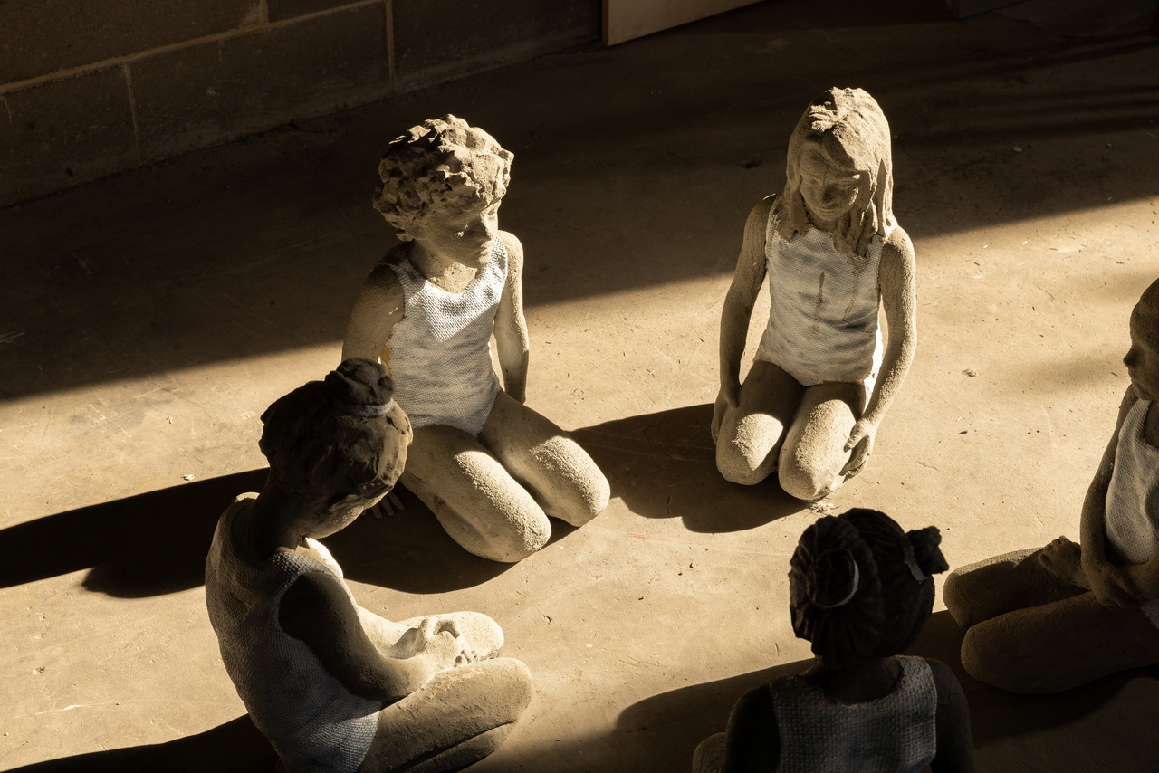 Valerio Berruti Nel nome del Padre, 2024 30 sculture in vetroresina, cemento e juta, 75x60x25 cm cad. + 2 affreschi su juta, 500x400 cm cad. Courtesy: l'artista Credito fotografico Letizia Cigliutti